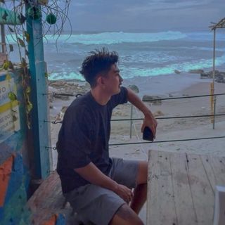 LnkBio profile picture for @claude