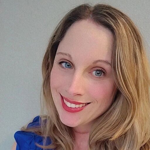 @writtenbyevelyn Profile Picture