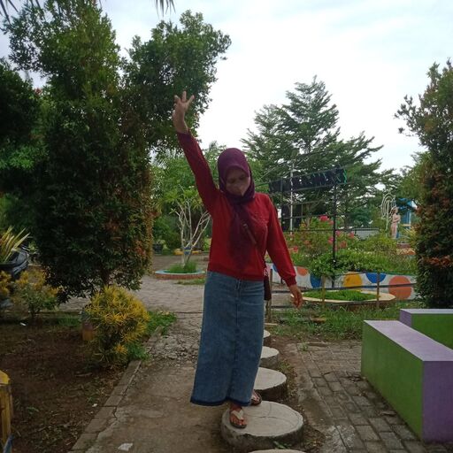 @roozeny Profile Picture
