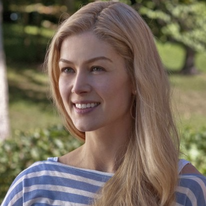 Gone Girl star Rosamund Pike falls victim to deadly phone snatchers as she is 'punched in the face and robbed while on the phone to her mother' | Daily Mail Online