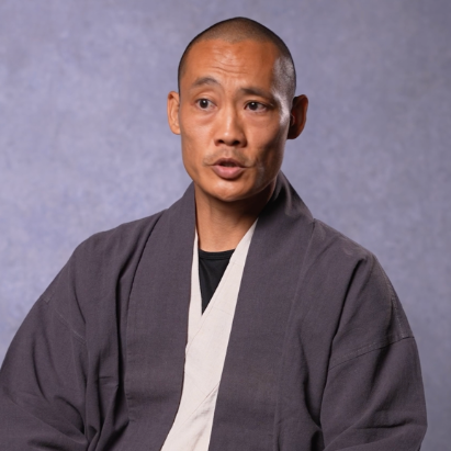 I met a Shaolin Master who can karate chop bricks, do press-ups on his thumbs and bend a spear with his throat. This is how YOU can follow in his footsteps: DAVID LEAFE | Daily Mail Online