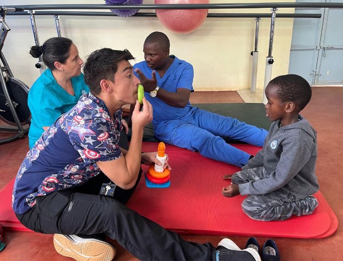 De Santiago a &Aacute;frica: delegaci&oacute;n UC realiz&oacute; operativos de salud y educaci&oacute;n en Chad y Kenia