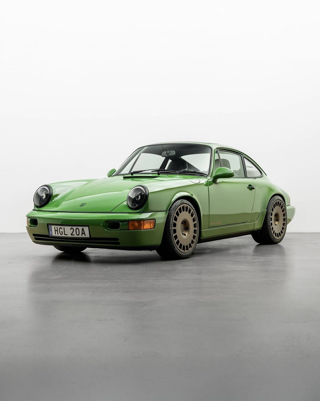 Vintage Cars in Store: Porsche 911 Carrera 4 &ldquo;Redrum&rdquo; &ndash; An Air-Cooled Classic with a New Soul