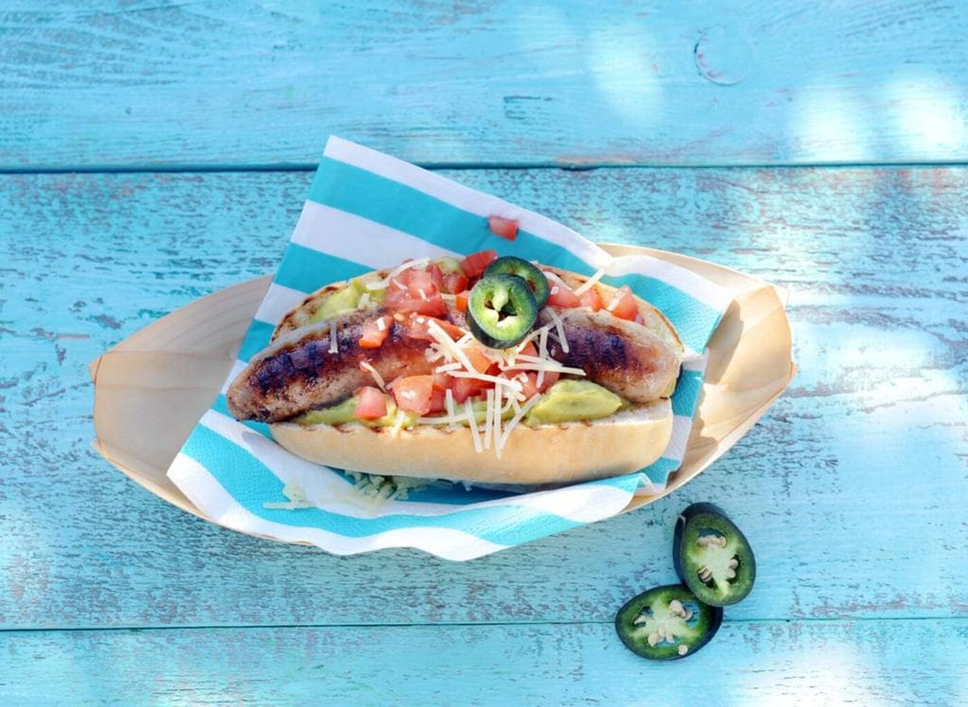 Hotdogs met kaas, guacamole en tomaat recept - Allerhande | Albert Heijn