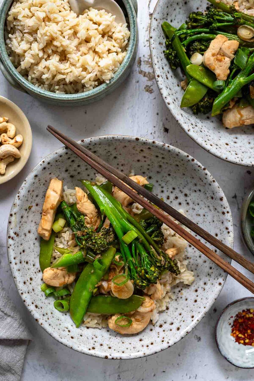Gem&uuml;sepfanne mit H&auml;hnchen, Brokkoli und Zuckerschoten Rezept