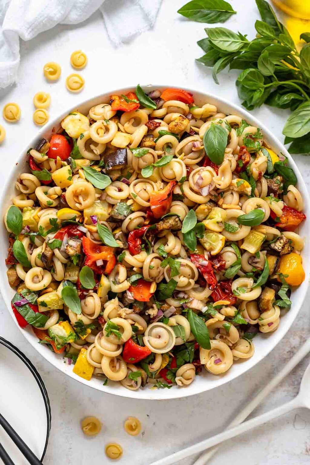 Mediterraner Nudelsalat mit Ofengem&uuml;se Rezept | Elle Republic