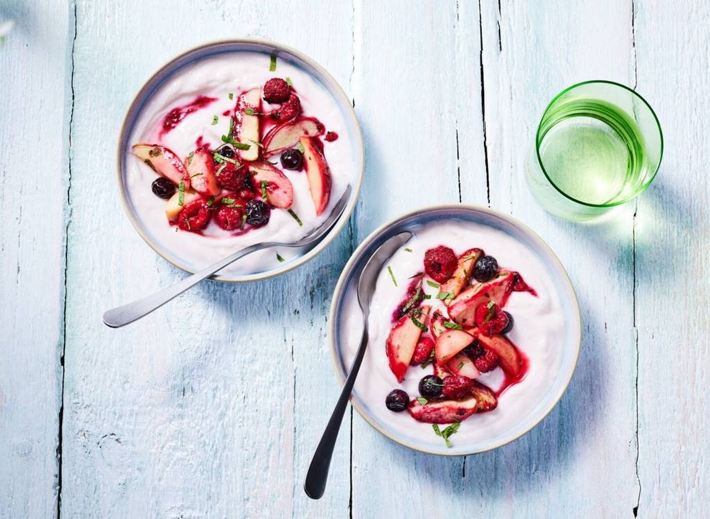 Aardbei-perzikyoghurt met geroosterd fruit recept - Allerhande | Albert Heijn