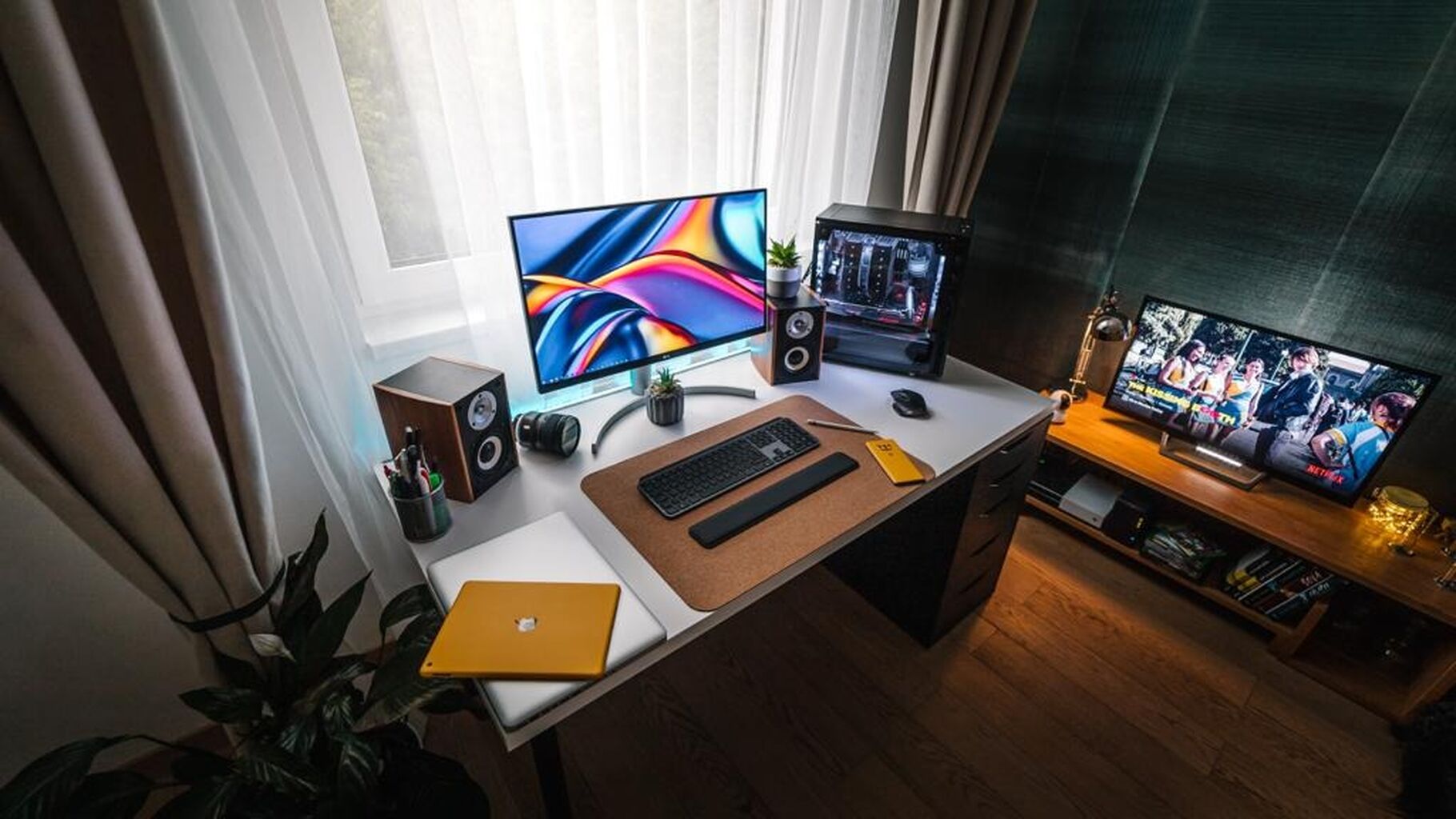 Make Small Desk Look Spacious