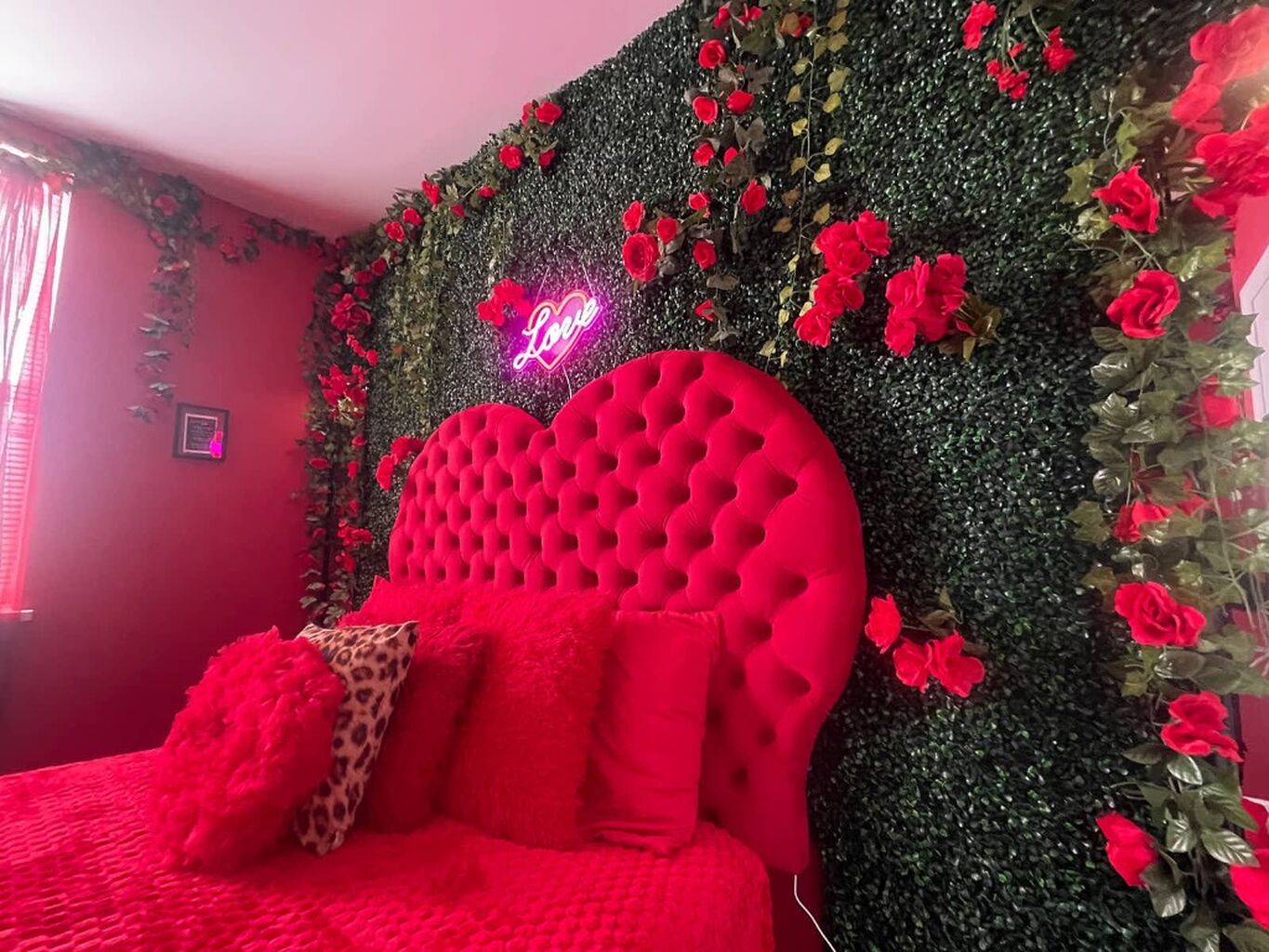 BOOK LOVE JUNGLE AIRBNB 