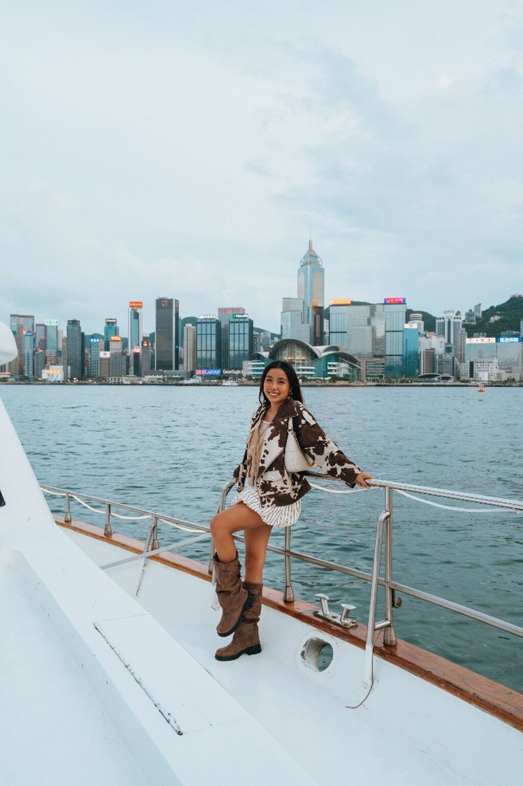 VICTORIA HARBOUR LUXURY YACHT EXPERIENCE