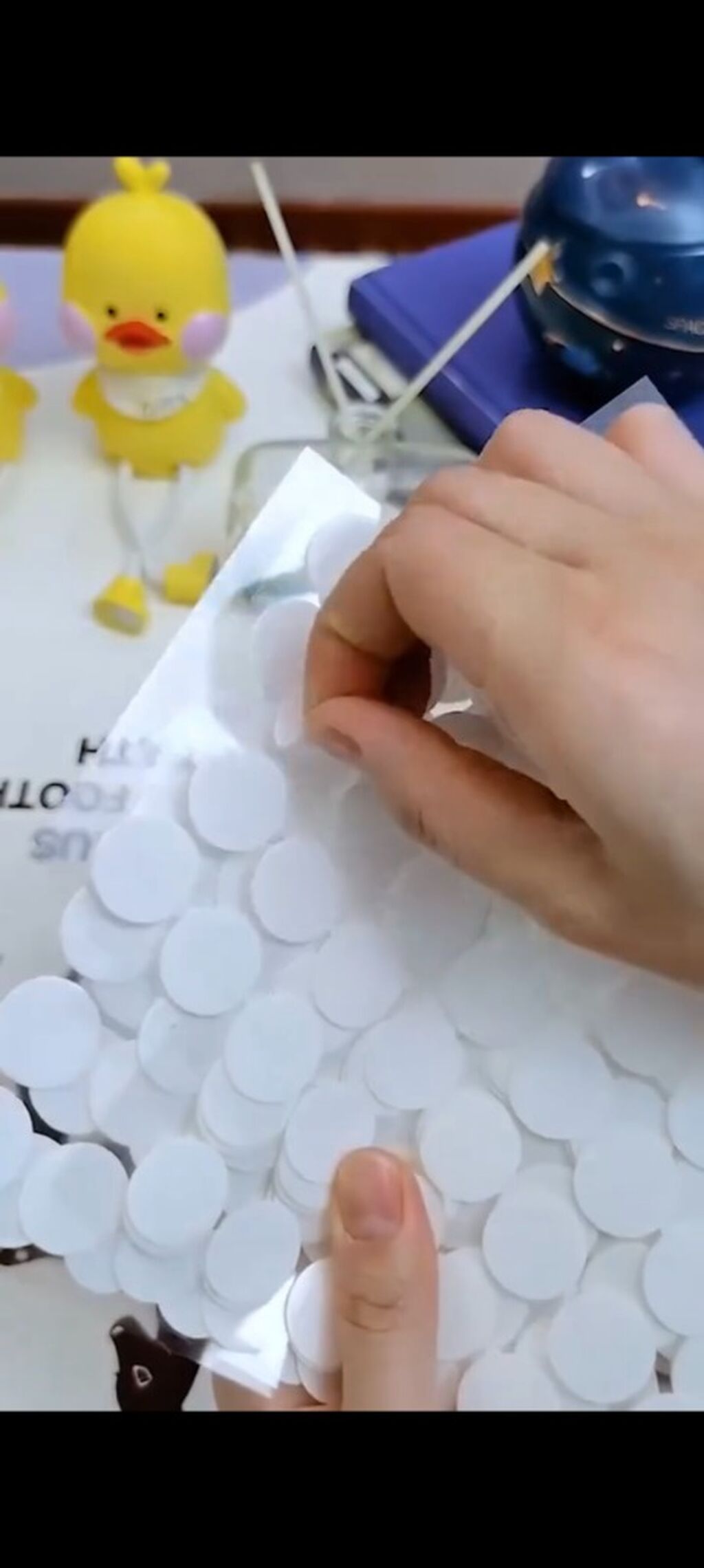 DOTS STICKER