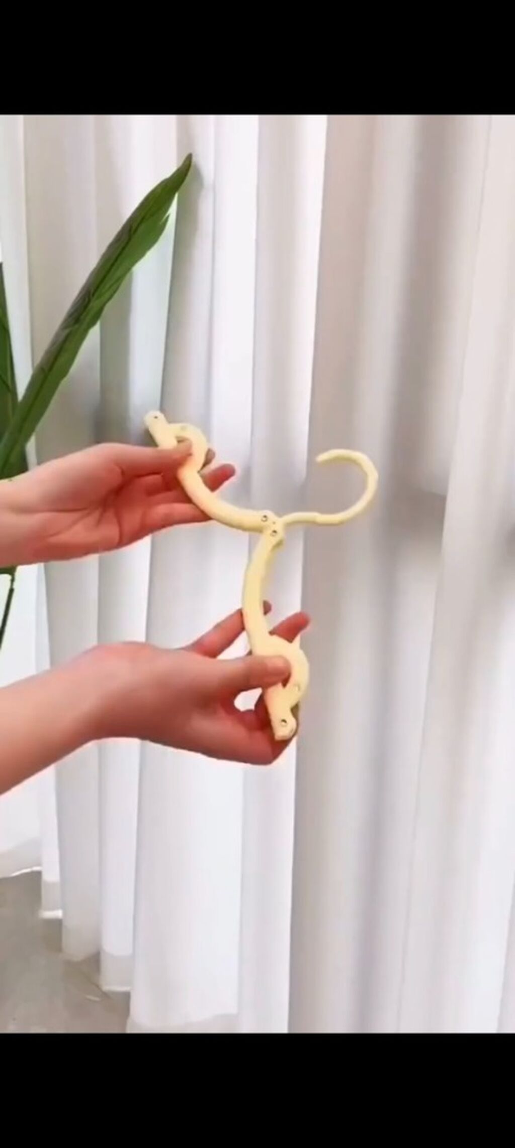 FOLDABLE HANGER
