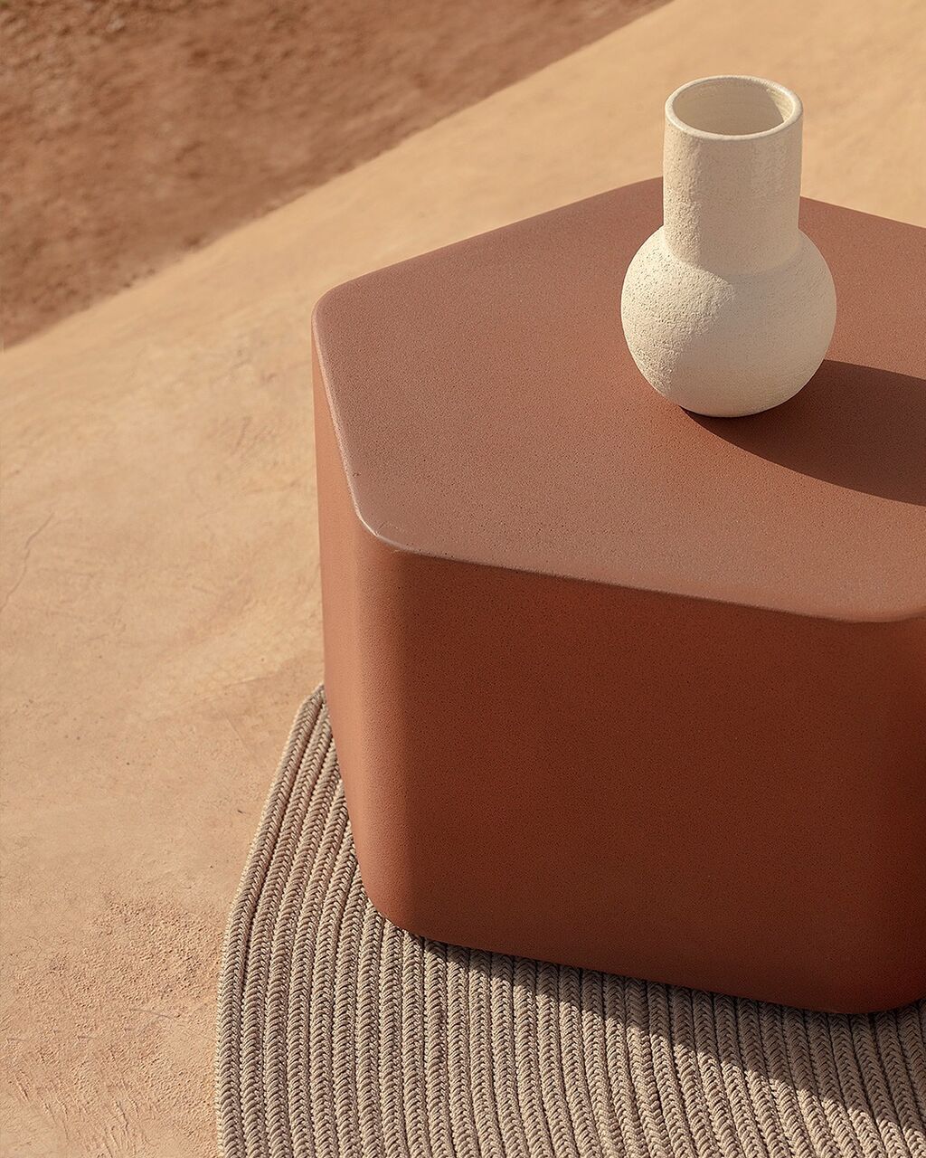Talo's sleek UHPC concrete base is made from natural minerals and organic fibers, giving incredible weather resistance 🌦