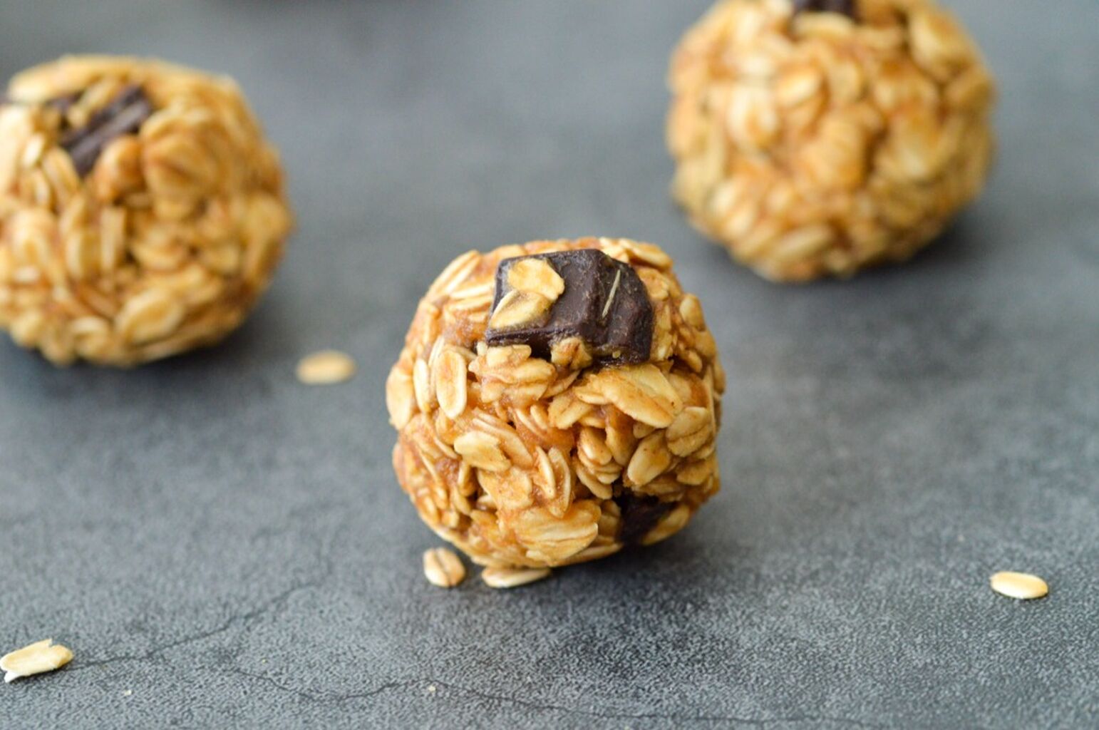 No-Bake Peanut Butter Oatmeal Chocolate Chip Bites