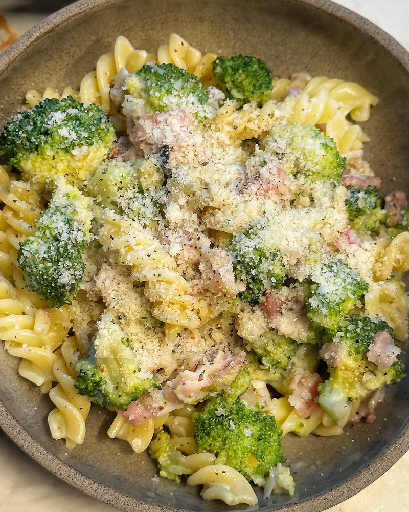 Pasta met broccoli en gerookte spek