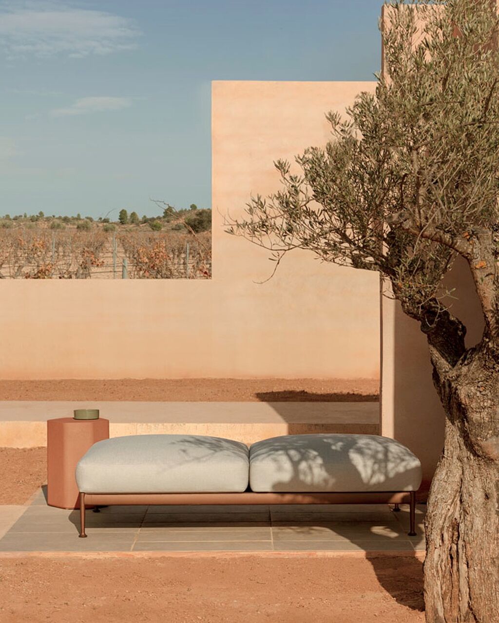 The footstool, made from high-resistance aluminum, is built to last, both in form and function 🤍