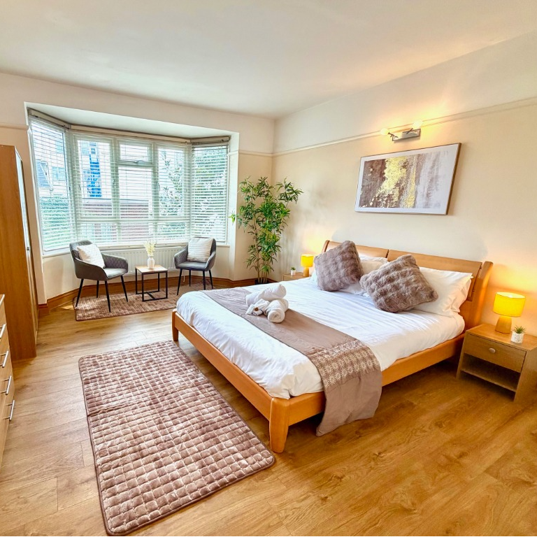 Spacious 3 Bedroom - Walk to Beach - Free Parking