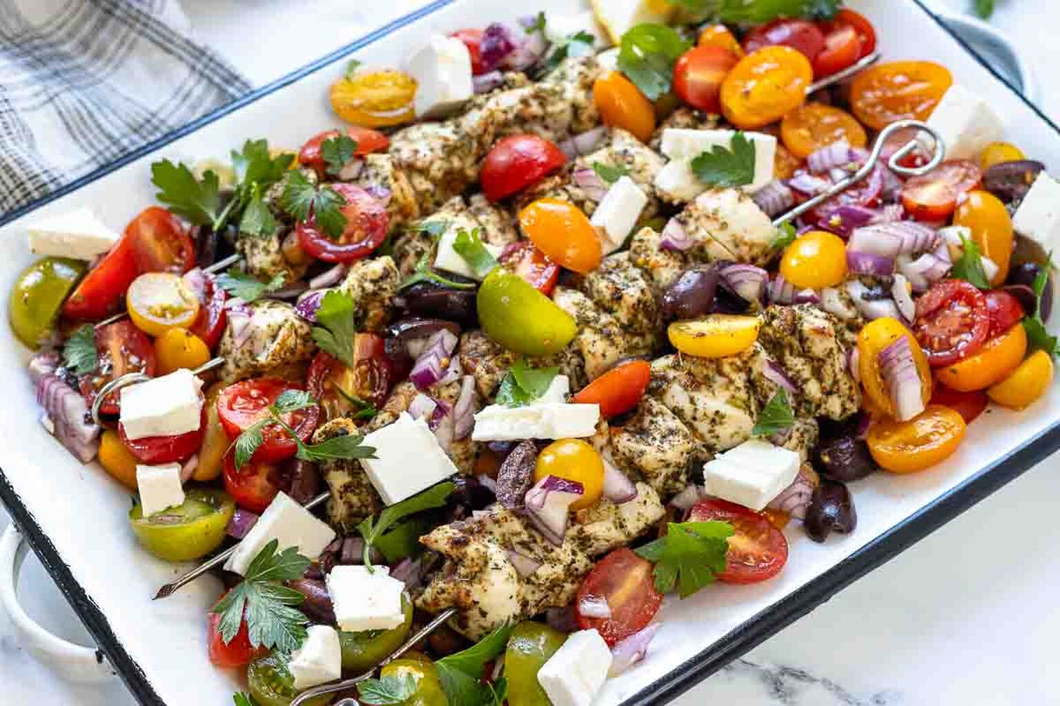 H&auml;hnchen Souvlaki - Einfache griechische Fleischspie&szlig;e Rezept | Elle Republic