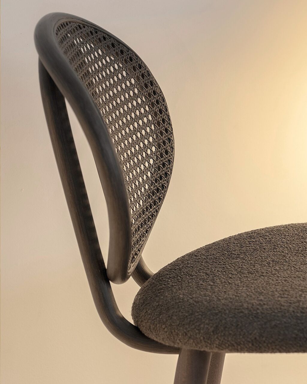 Loop stool trace a gentle smile, whispering stories of old caf&eacute;s in Vienna and Paris 🧡