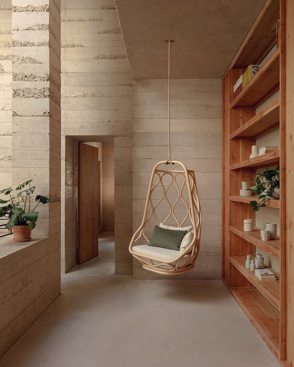 We love to work with fine materials because they convey emotions. Nautica was born from this belief 