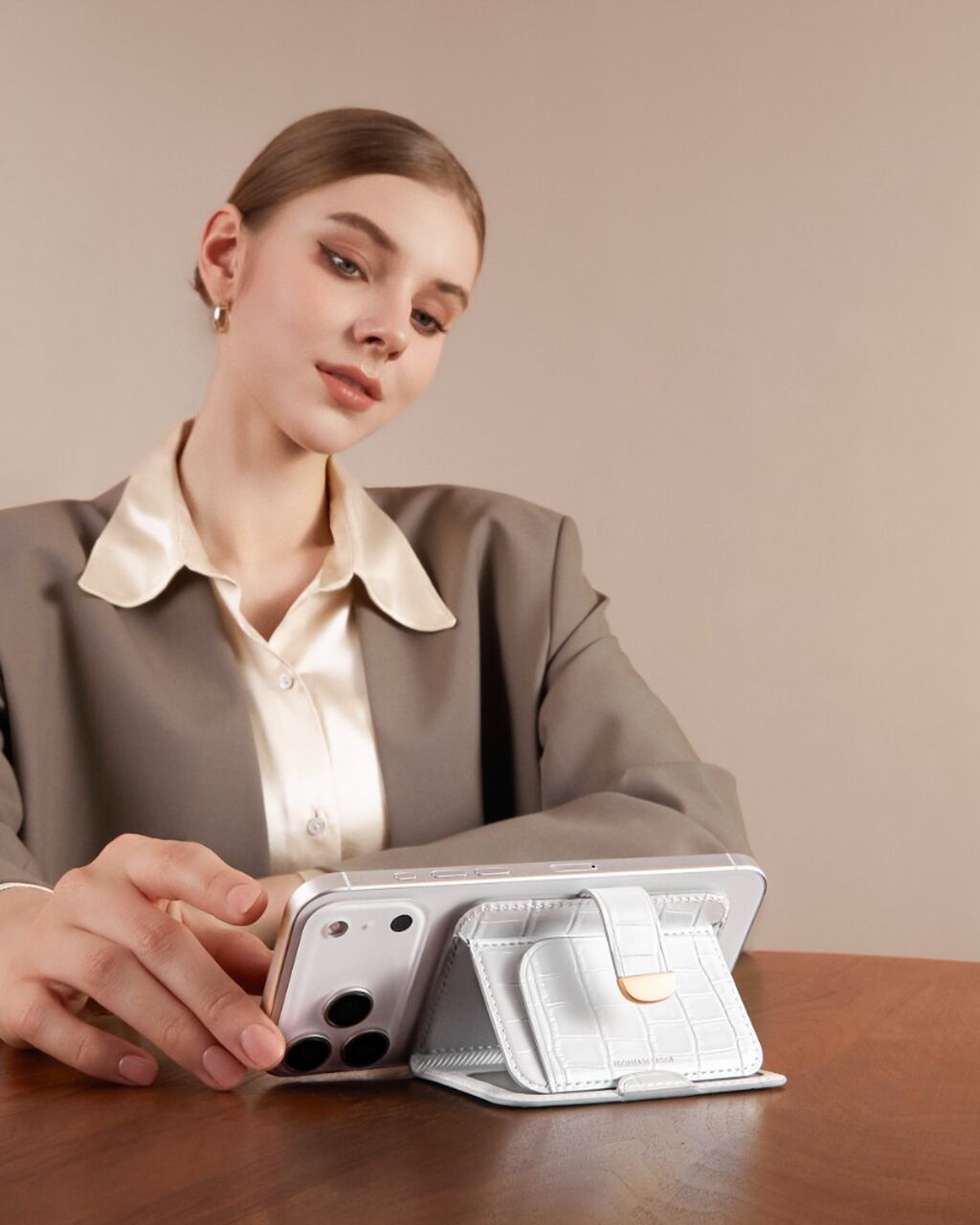 Aura Clutch Magnetic Wallet