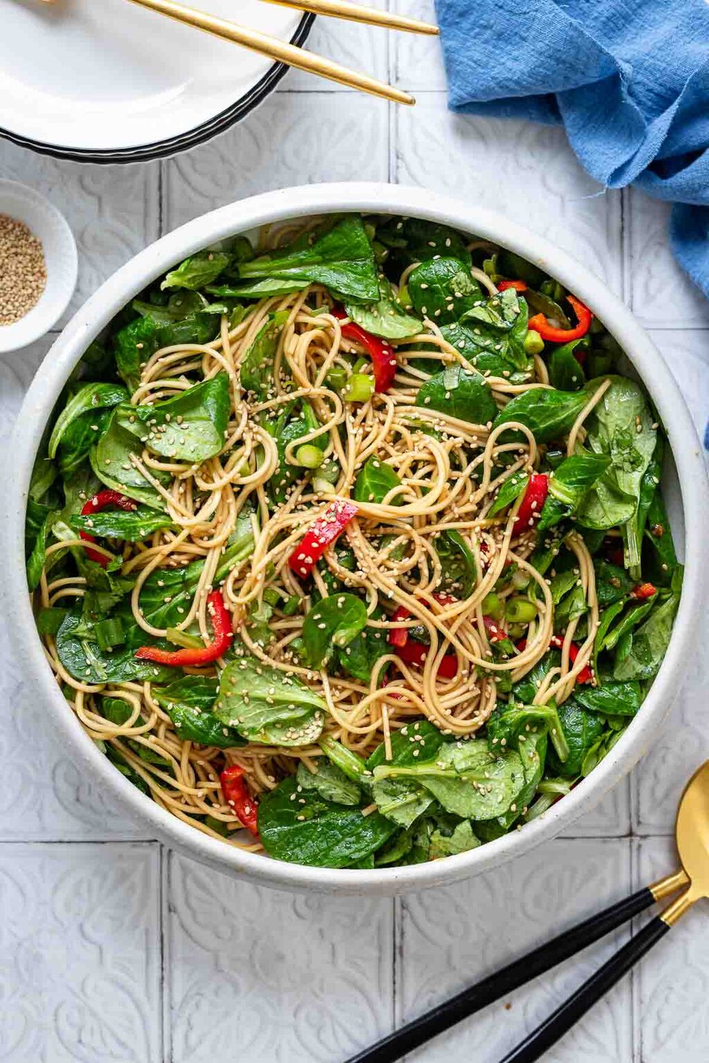 Asiatischer Nudelsalat mit Feldsalat | Rezept | Elle Republic