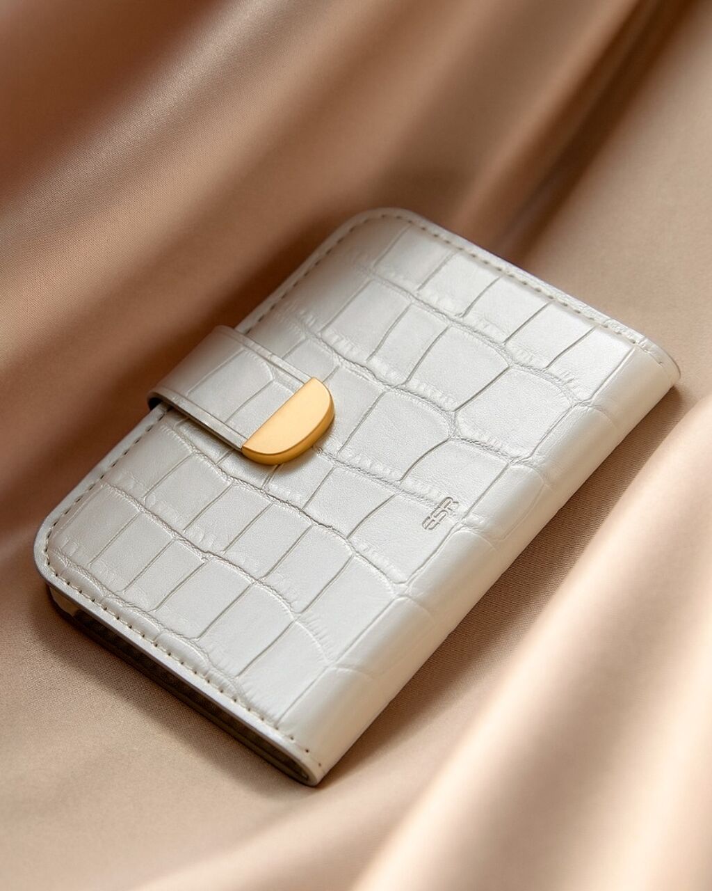 Aura Clutch Magnetic Wallet