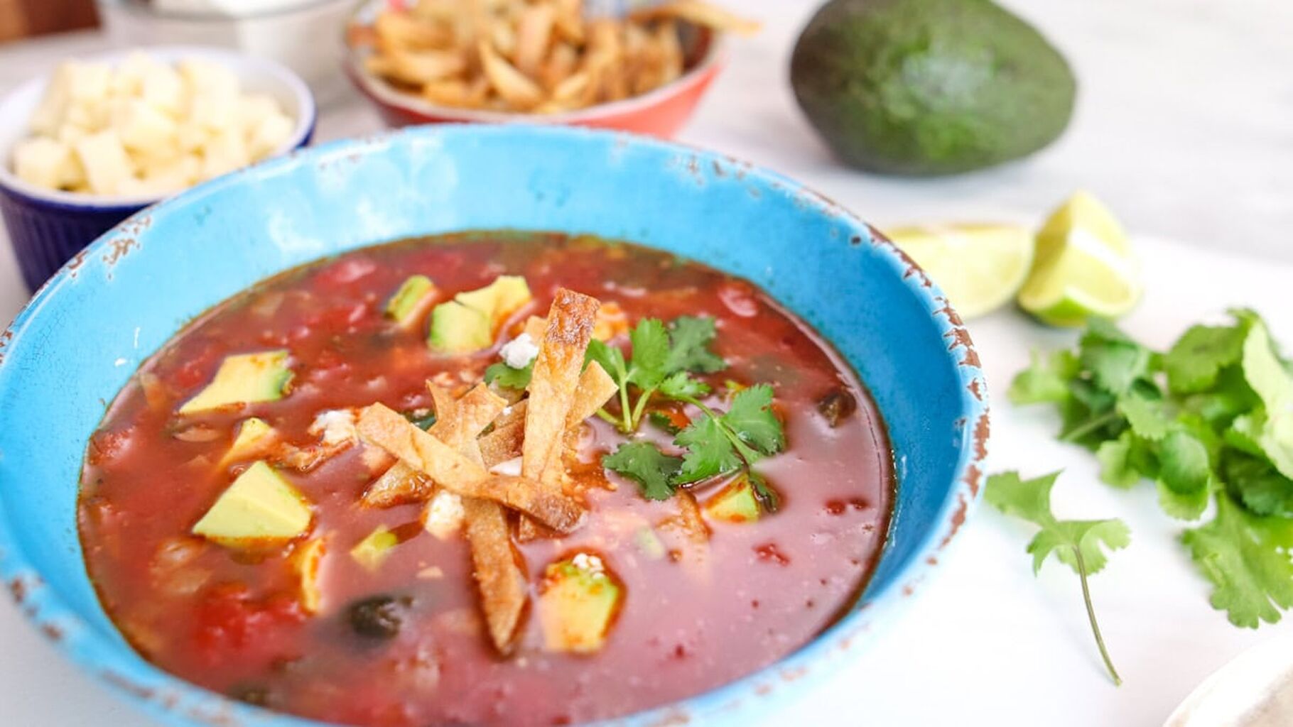 Sopa de Tortilla, la meilleure soupe repas mexicaine &bull; La petite bette
