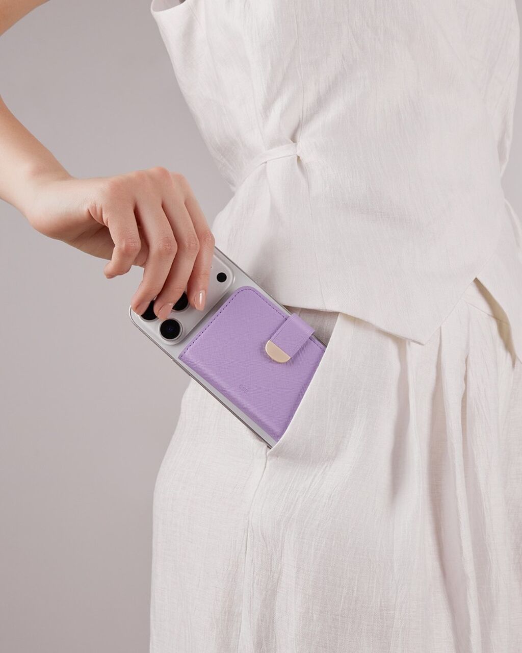 Aura Clutch Magnetic Wallet
