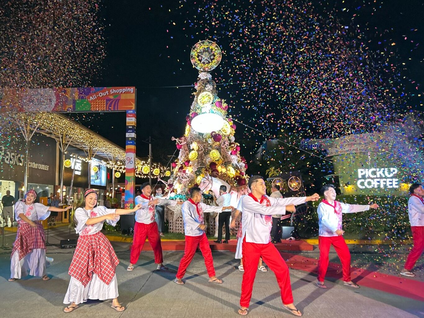 Paskong Pinoy shines brighter at The Outlets at MEZ2 Estate