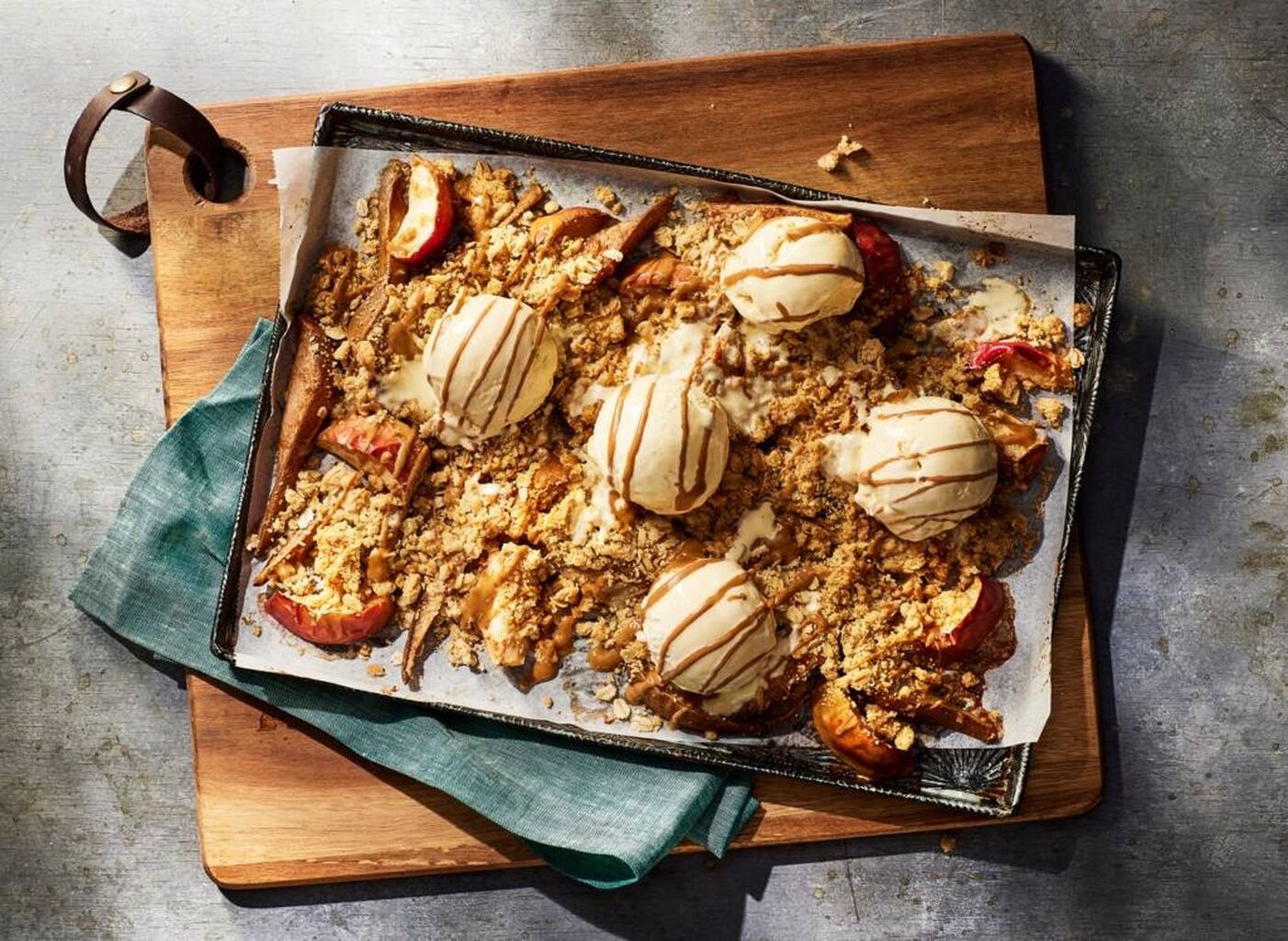 Appel-peercrumble met speculoossaus recept - Allerhande | Albert Heijn