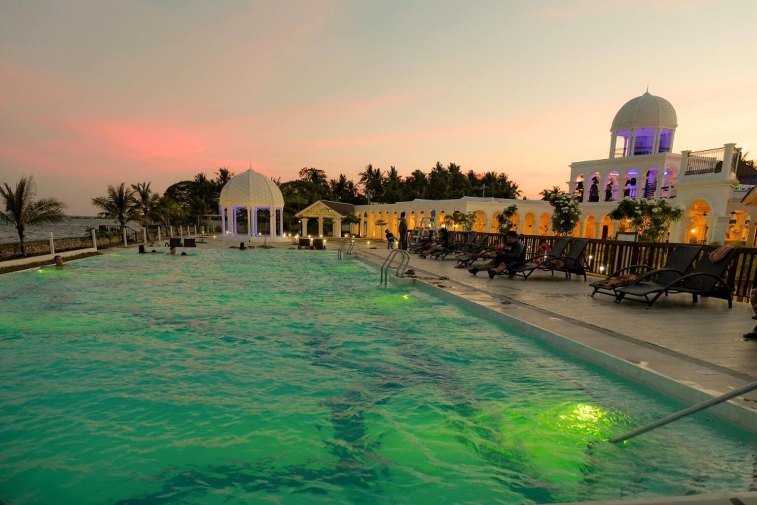 Maayo Argao celebrates the season with two festive offers: A Holiday in gull color&nbsp;