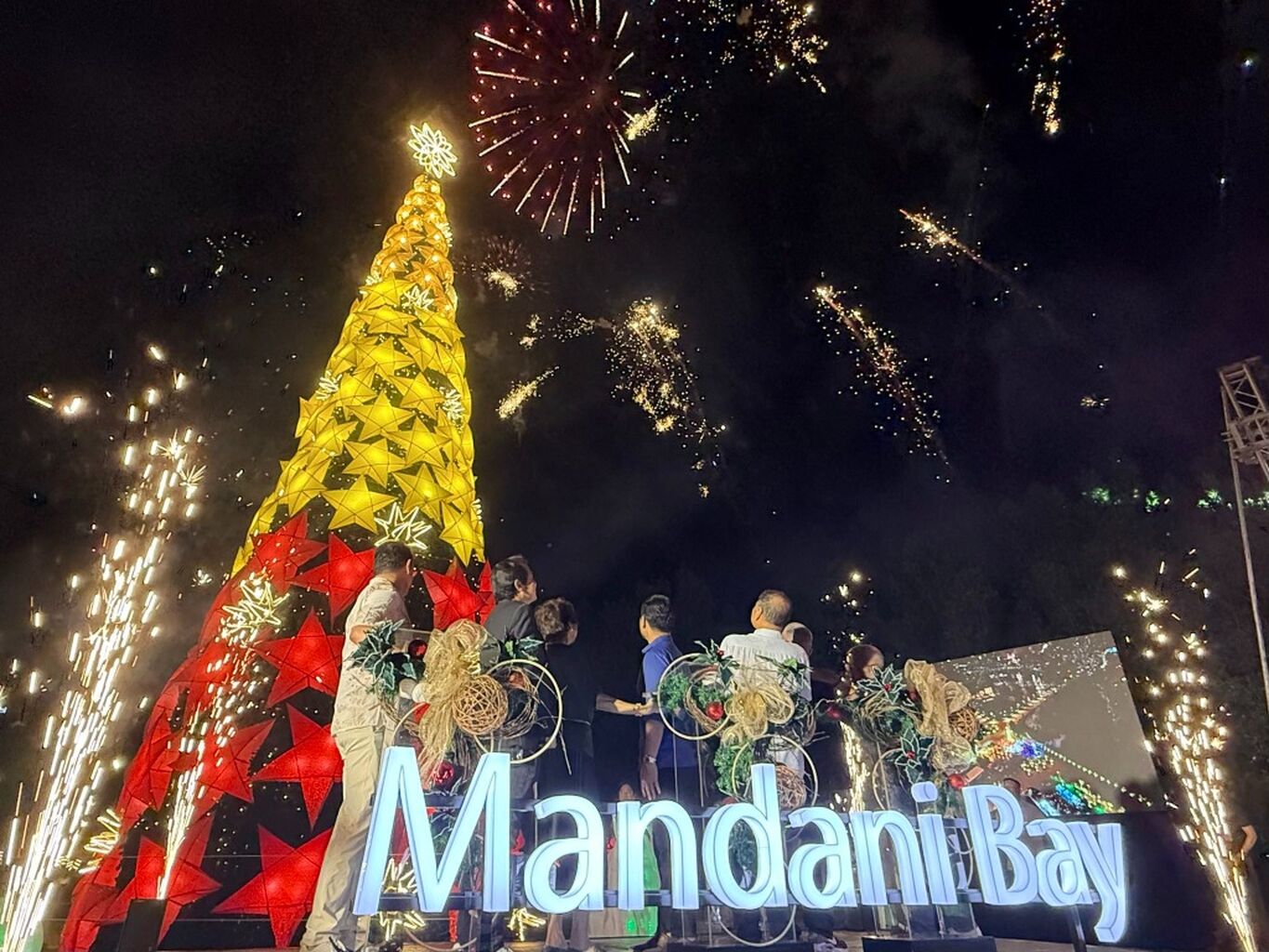 Mandani Bay Lights Up the Season with &lsquo;Christmas by the Bay&rsquo;