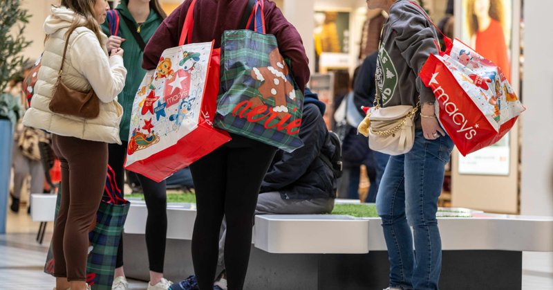 Consumers are taking on more debt this holiday even as they grow less confident in the economy cnbc.com/2025/12/23/credit-c