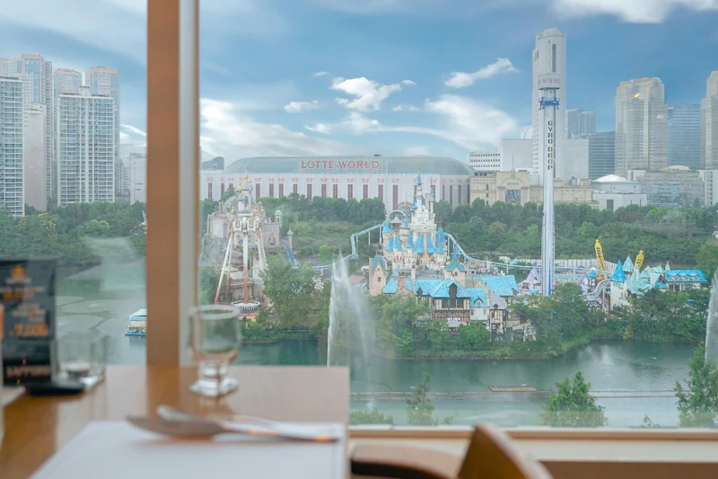 Lake Hotel Seokchon Lake 