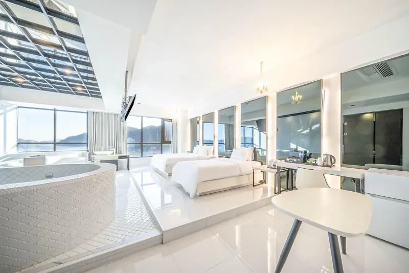 Changwon Almond Hotel Pool Villa Jinhae