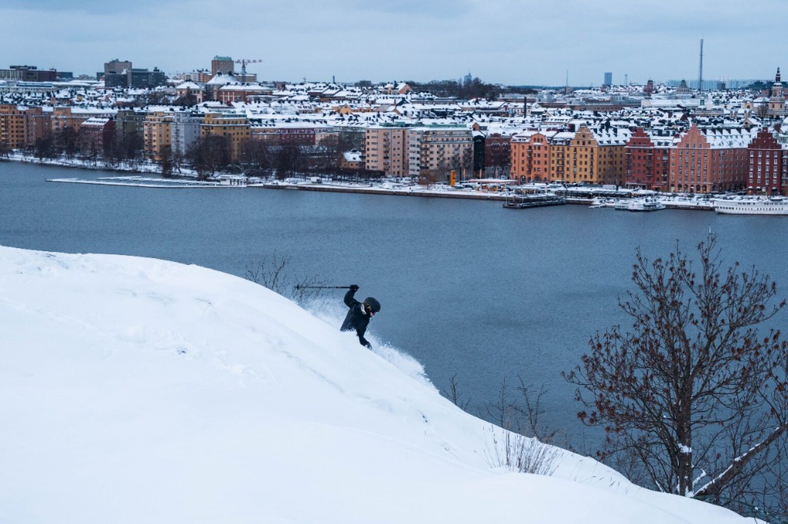 Tom-Oliver &aring;ker offpist i Stockholm