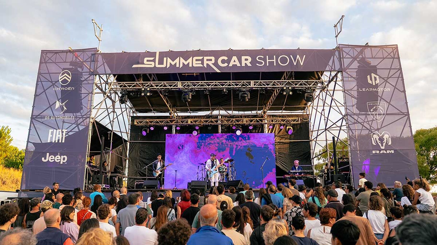 Los Tipitos en Summer Car Show de Stellantis: La banda sonora de un viaje a la playa