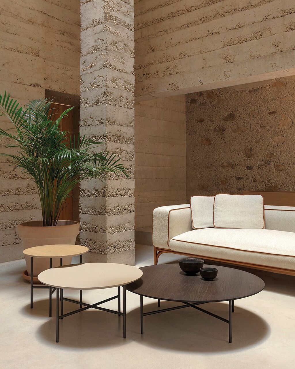 Grada is a collection of side tables conceived to be used individually or combined, creating fluid compositions 🤎