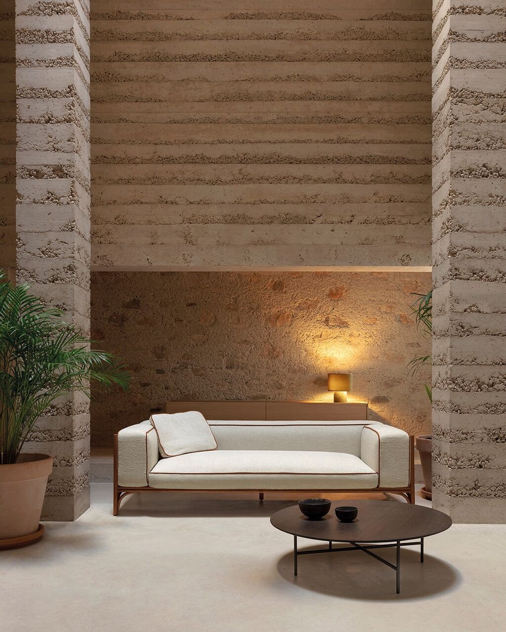 Vertical rattan elements trace each silhouette with precision, creating a visual cadence that feels balanced, calm, and timeless 🤎