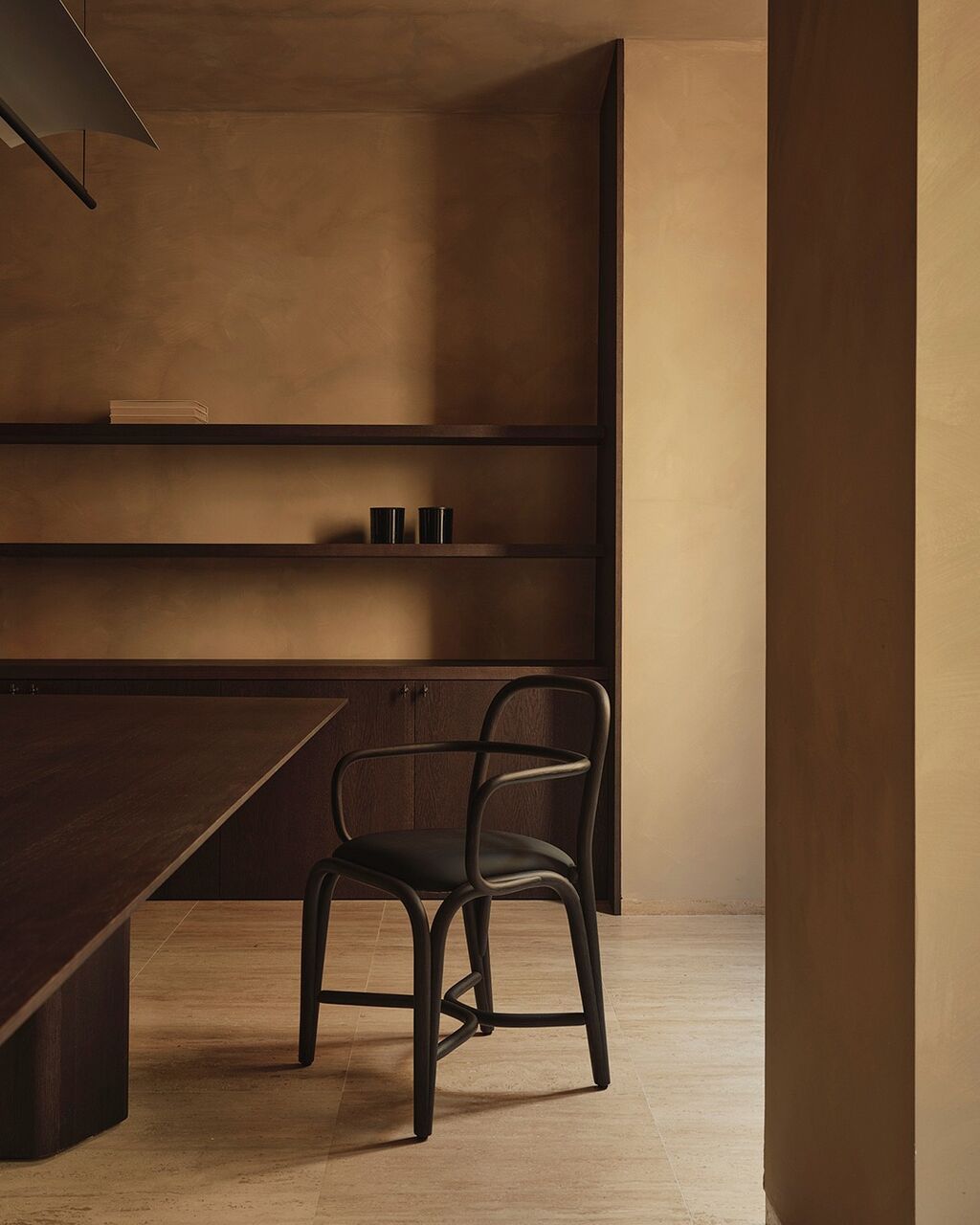 Furniture moves beyond its role, accompanying meetings, spontaneous conversations, and moments of pause ☕️