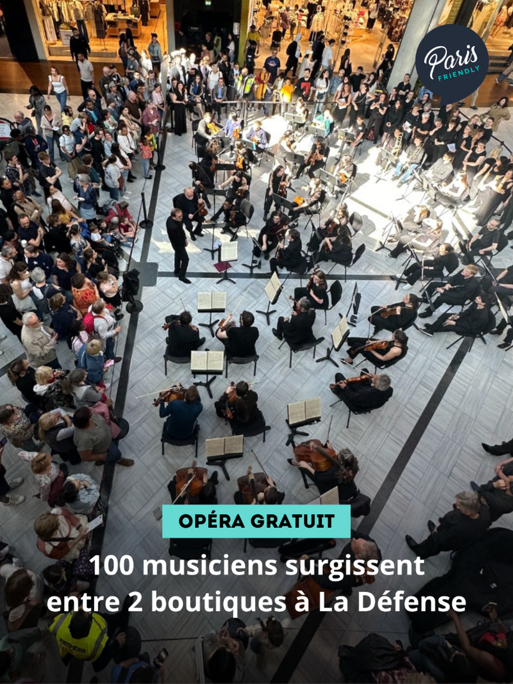 100 musiciens surgissent entre 2 boutiques &agrave; La D&eacute;fense