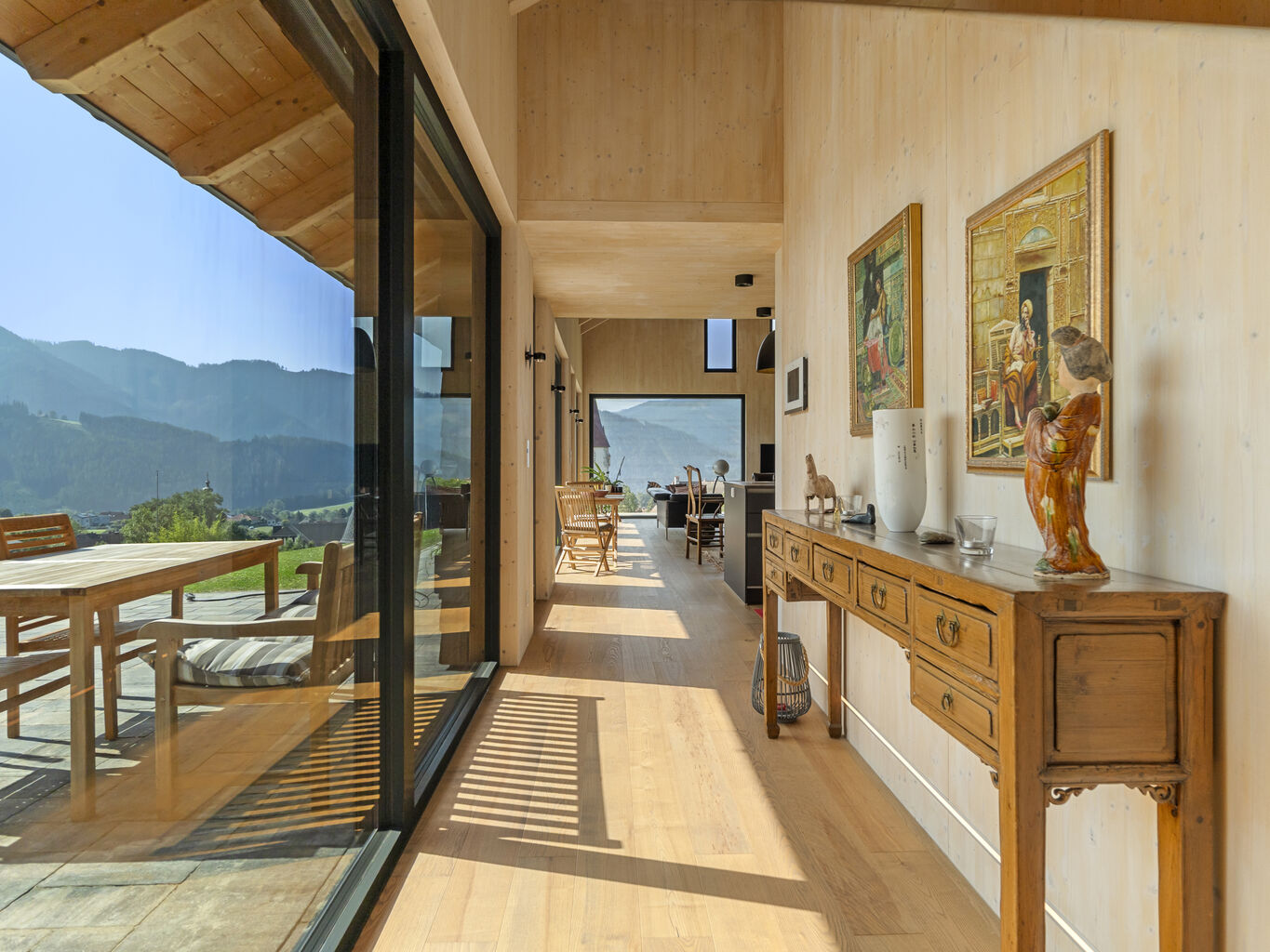Luxuri&ouml;ses Vollholzhaus                                                                                 Moderne Architektur trifft nachhaltige Eleganz