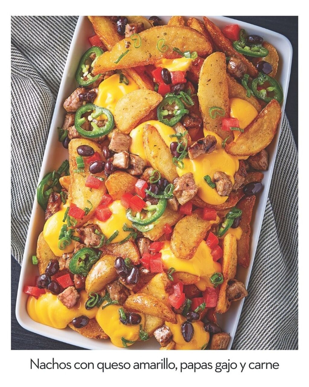 Nachos con queso amarillo, papas gajo y carne