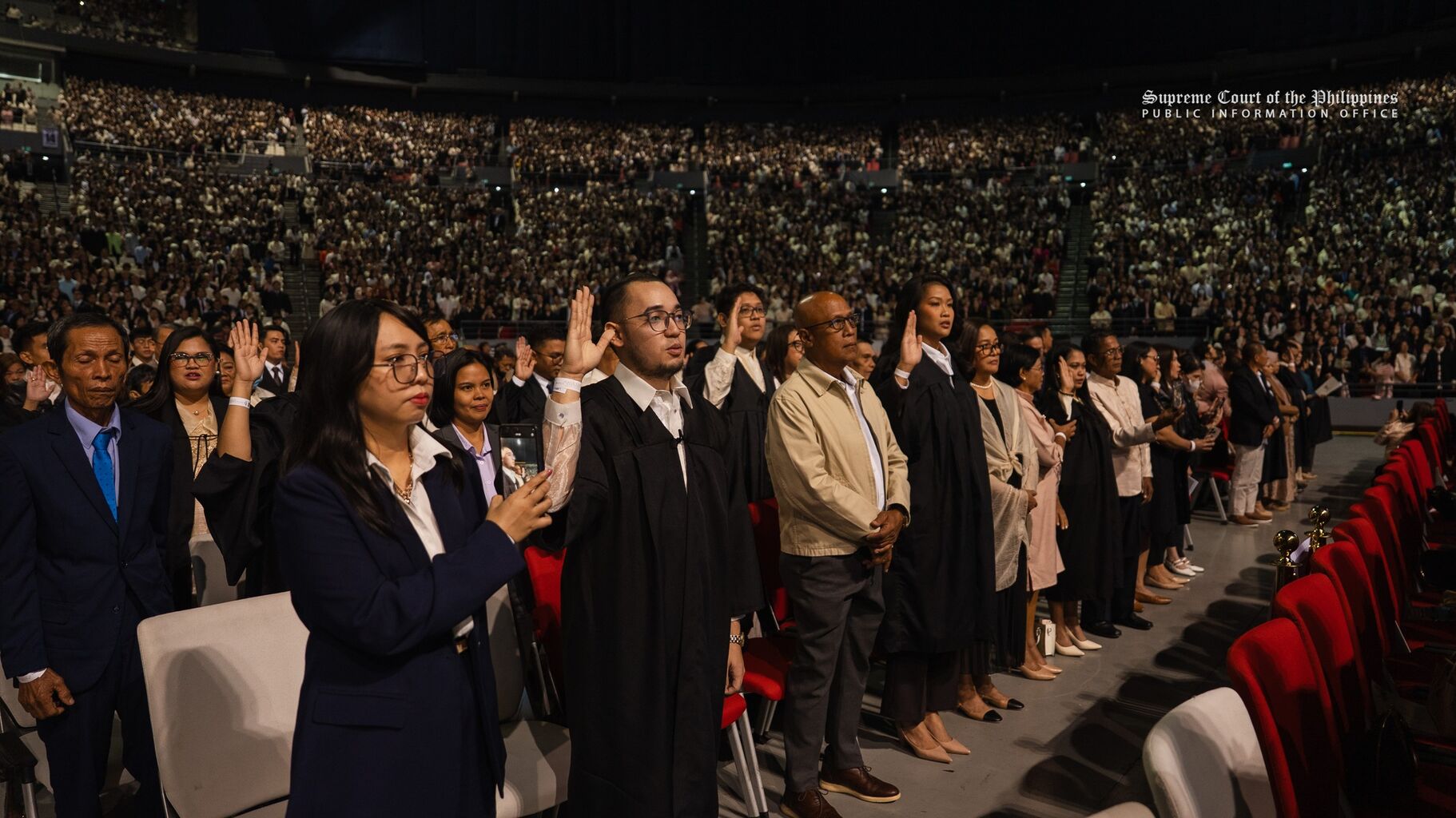 5,572 New Lawyers Take Their Oath, Sign Roll of Attorneys