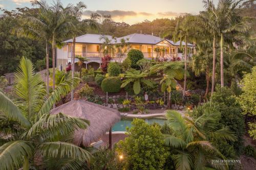 Queenslander Elegance &amp; Grace on Ultra-Lush Acreage