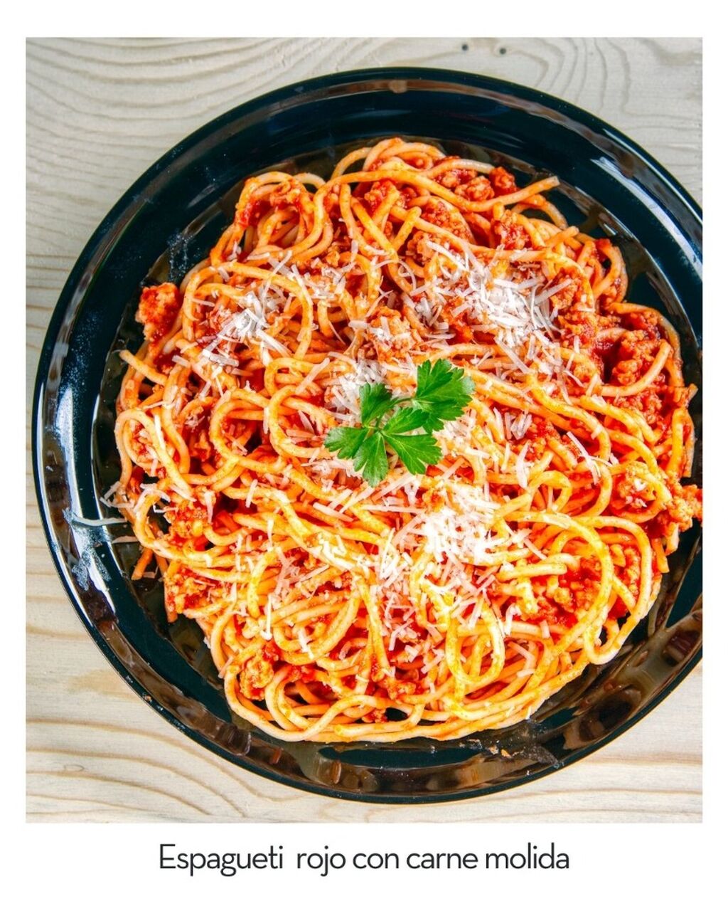 Espagueti rojo con carne molida