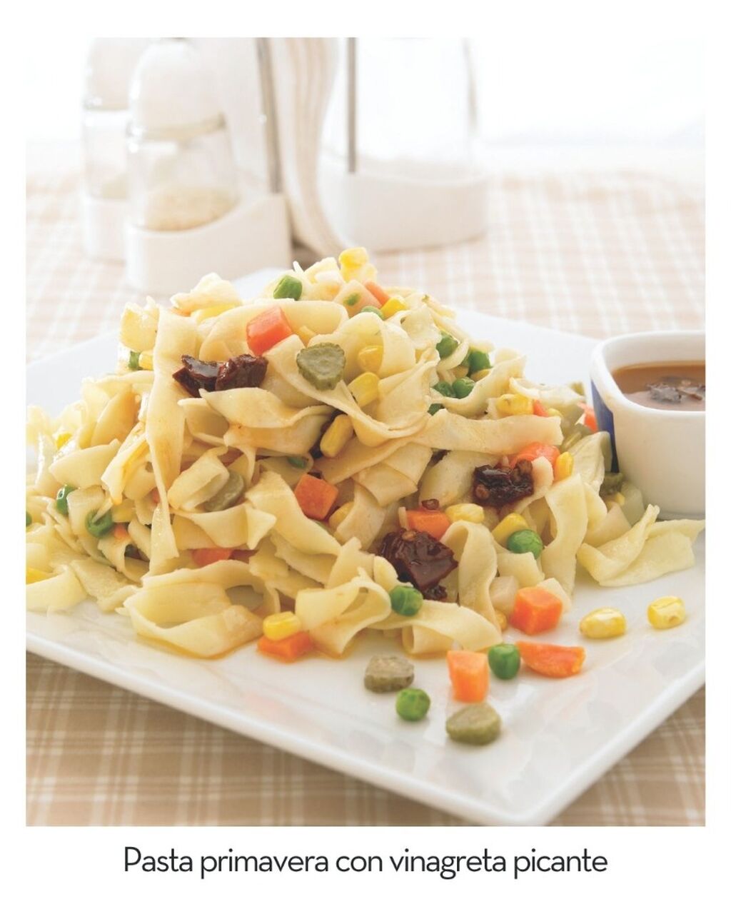 Pasta primavera con vinagreta picante