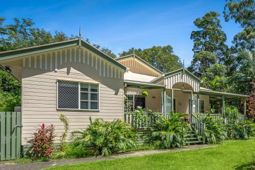 Charm, Privacy, Outlook: Modern Queenslander in Golf Precinct
