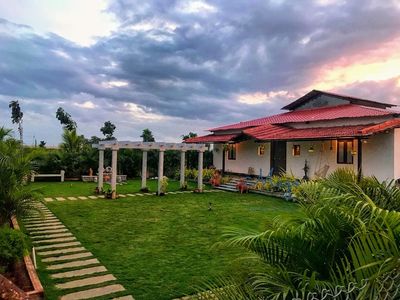 Syna Heritage | 2BR | Sleeps 15 | ₹10.5-16K | 20 mins from Shamshabad ORR Exit